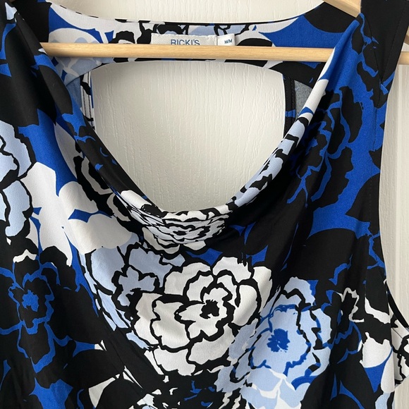 Ricki’s Sleeveless Floral Top Medium - Picture 2 of 8